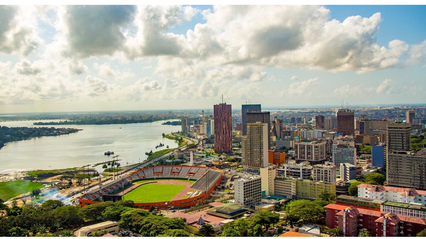 Vue du quartier du Plateau à Abidjan et de la lagune Ébrié, en décembre 2020.