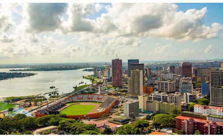 Vue du quartier du Plateau à Abidjan et de la lagune Ébrié, en décembre 2020.