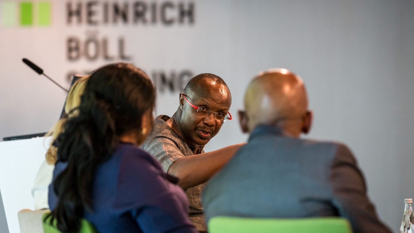 Participants à un débat sur l’investissement et le développement durable en Afrique à Berlin