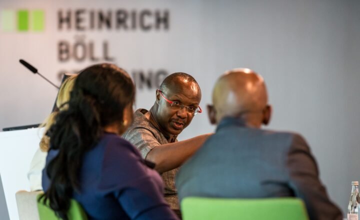 Participants à un débat sur l’investissement et le développement durable en Afrique à Berlin
